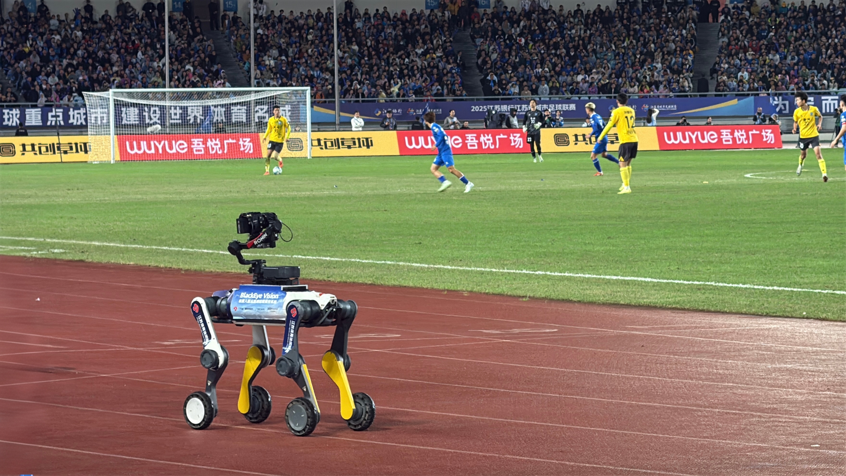 首位“机器人摄像师”亮相苏超半决赛,江苏广电总台×太阳成集团tyc122cc×云深处联手打造!